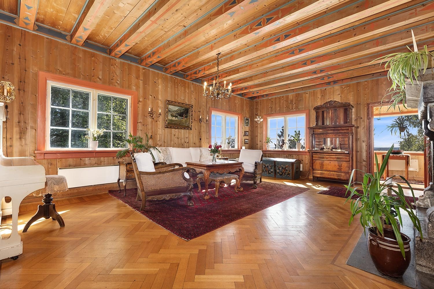 Stor stue med peis og vakre originale detaljer Galleribilde