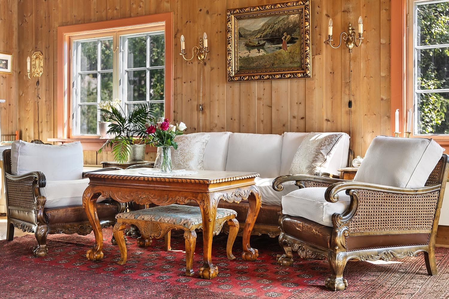 Stor stue med peis og vakre originale detaljer Galleribilde