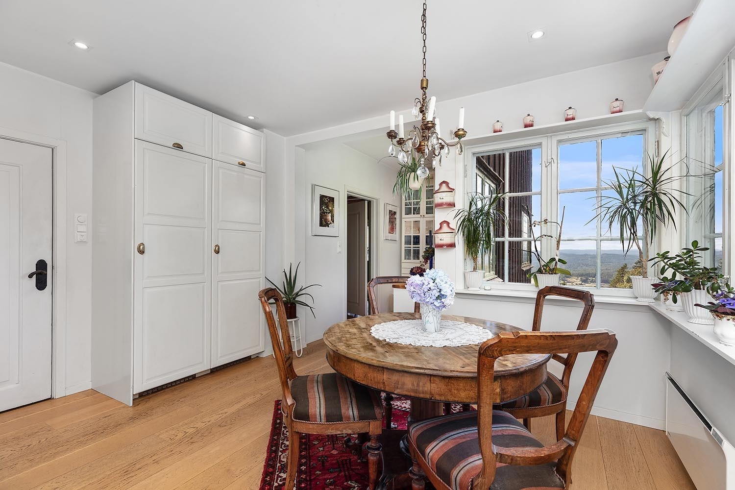 Stort kjøkken fra 2016 med spiseplass og utgang til solrike terrasser Galleribilde