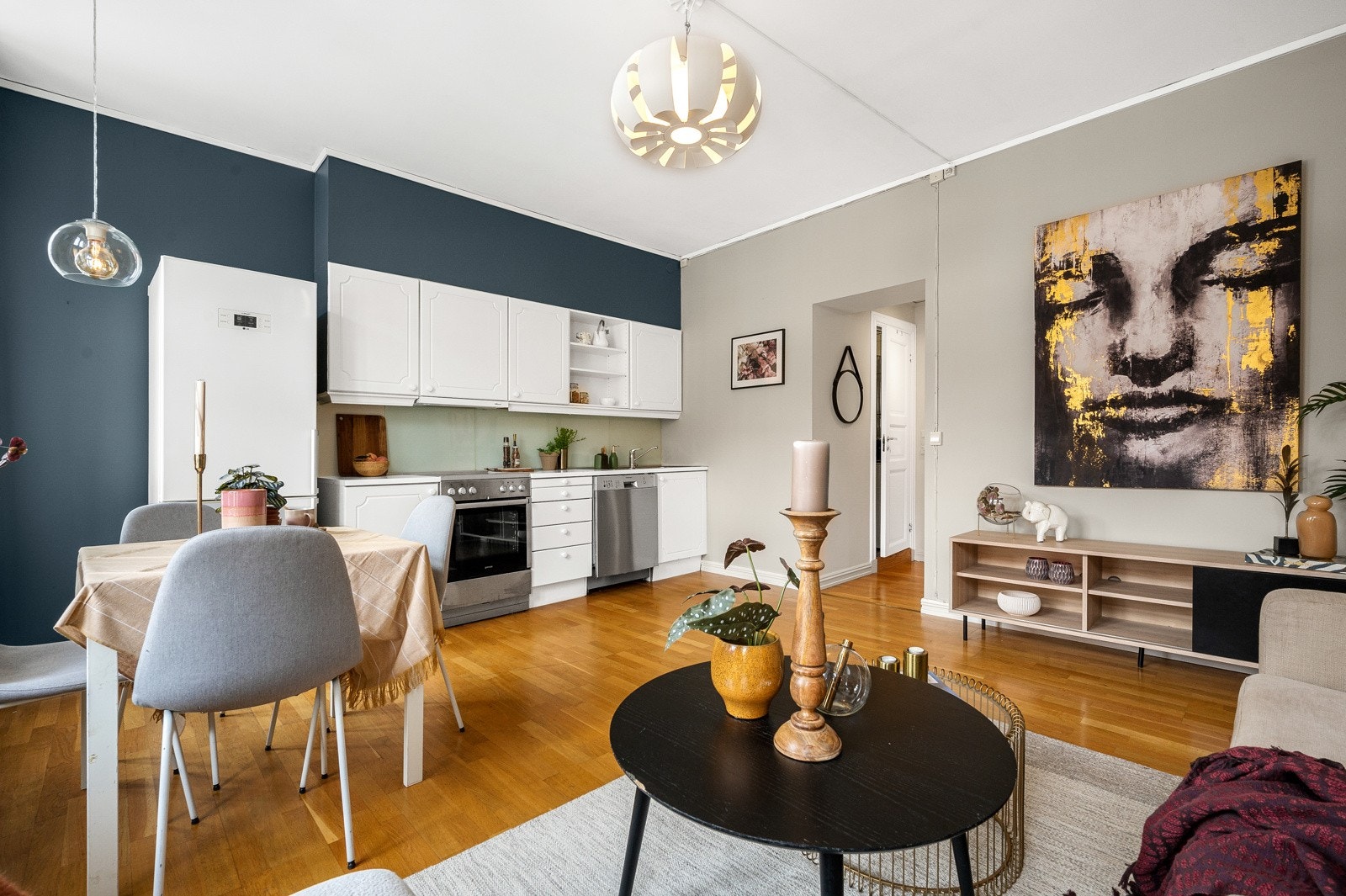 Romslig stue med gode møbleringsmuligheter i flere soner. Her vil du få plass til hyggelig tv- og sofakrok, spisebord med stoler og div. oppbevaringsmøbler. Galleribilde