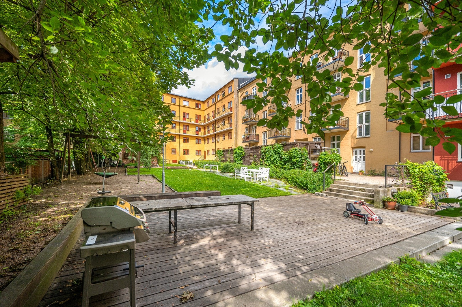 Det er flere sittegrupper i bakgården. Galleribilde