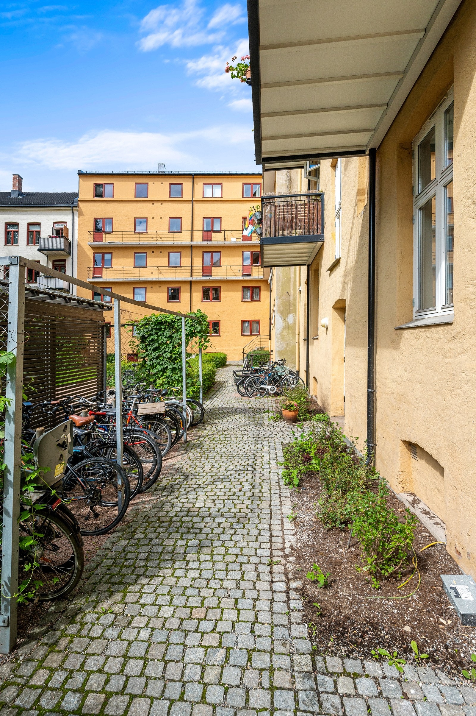 Sykkelparkeringen vil du finne i bakgården. Galleribilde