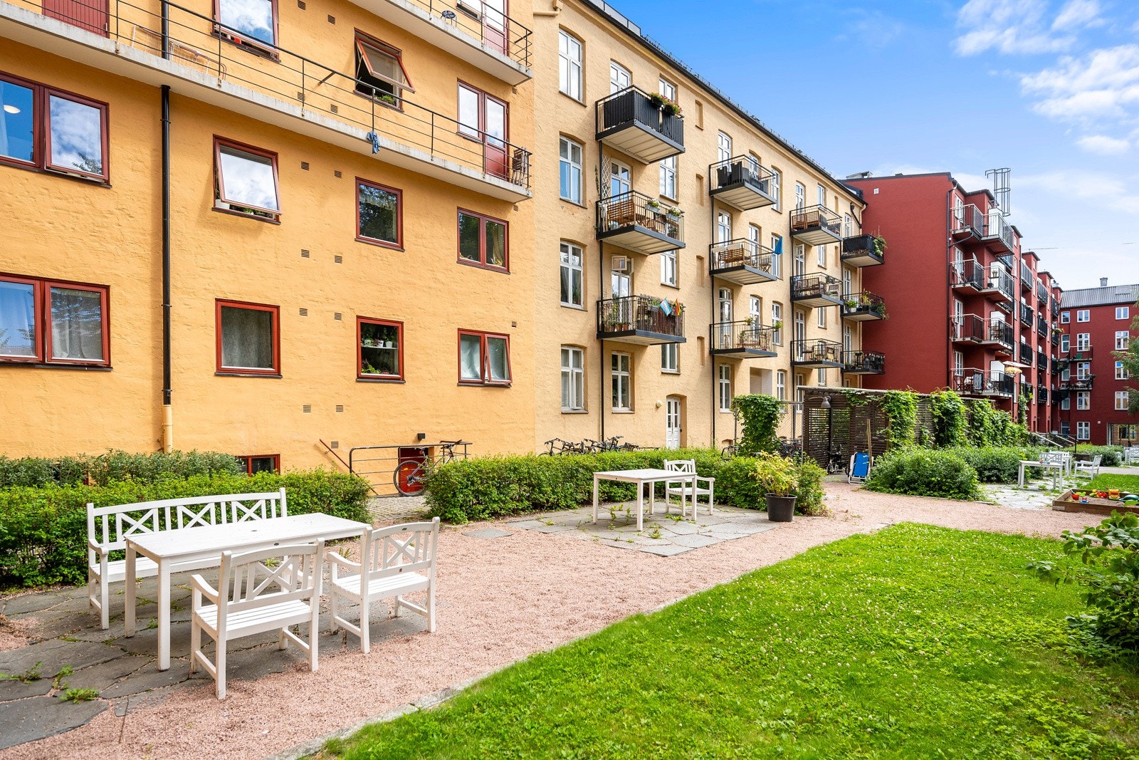 Borettslagets bakgård er en av de sjeldne, solfylt og frodig! Galleribilde