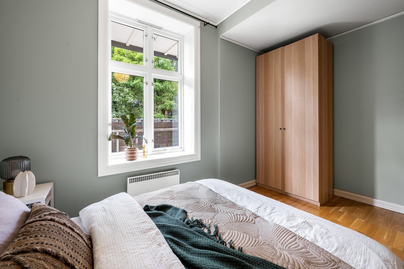 Soverommet vender ut mot borettslagets flotte bakgård, rolig og skjermet. Galleribilde