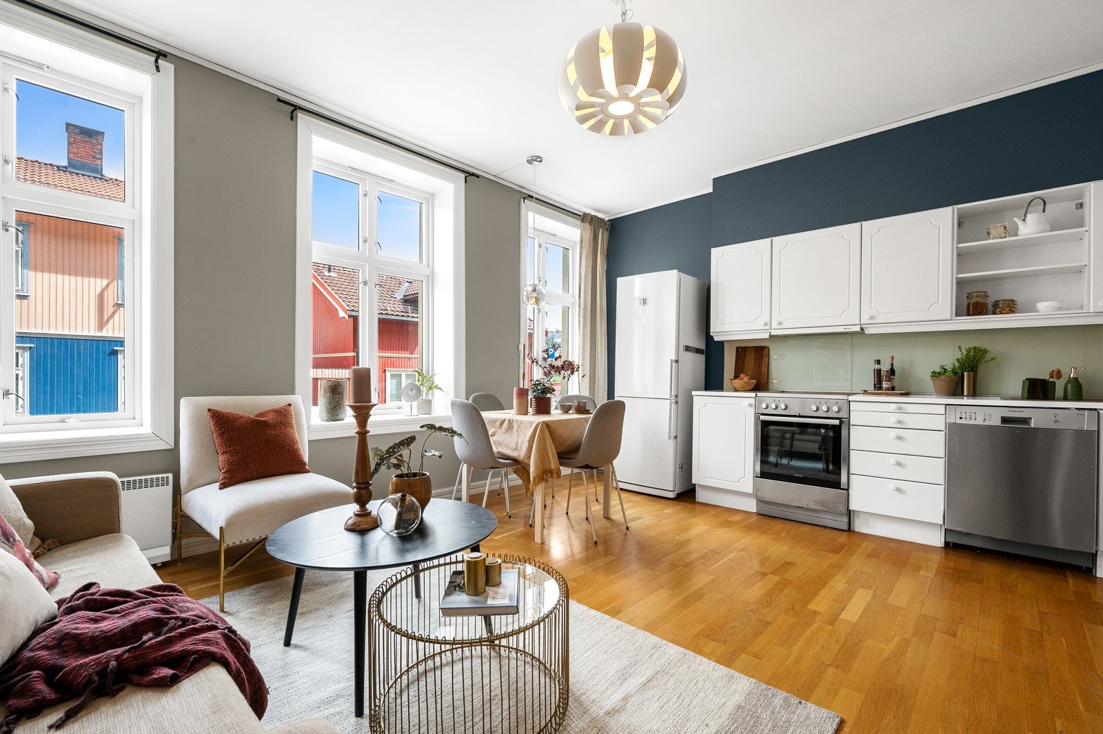 De store vinduene på to sider slipper inn rikelig med naturlig lys og skaper en fin atmosfære i leiligheten. Galleribilde