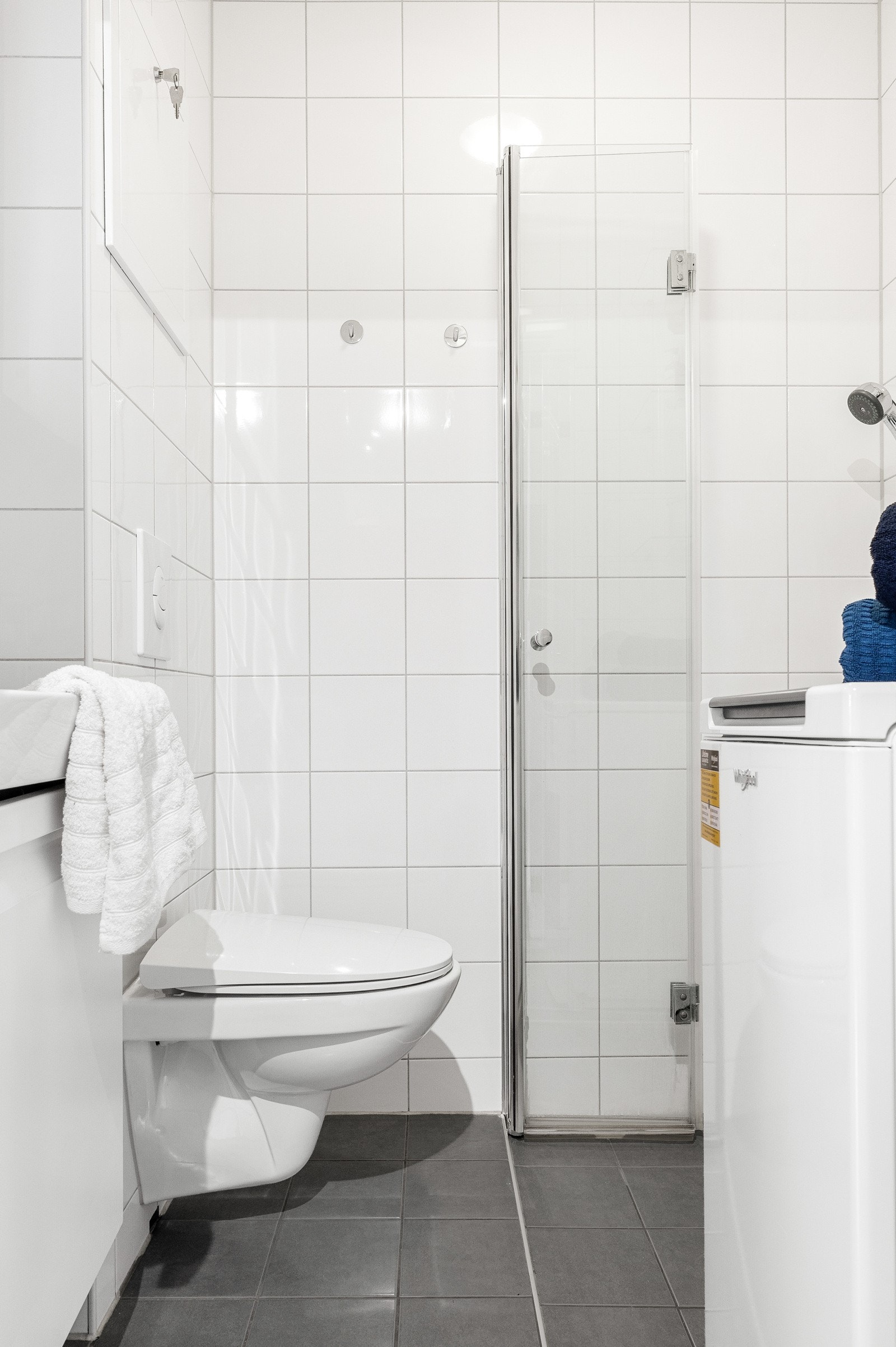 Badet er videre utstyrt med innredning med malt glatt front, speilskap og glasshyller. Det er gulvvarme på badet. Galleribilde