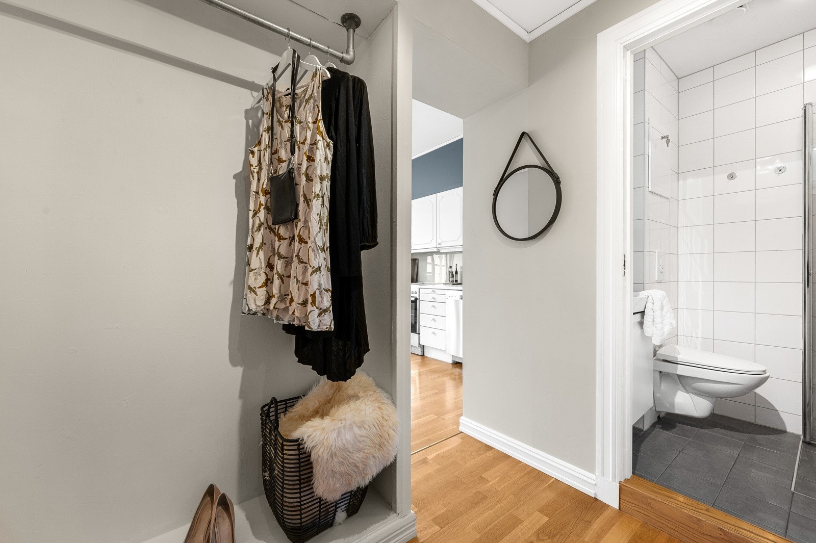 Ditt første møte med leiligheten er en innbydende og romslig entré med plassbygget løsning for oppbevaring av sko- og ytterbekledning. Galleribilde