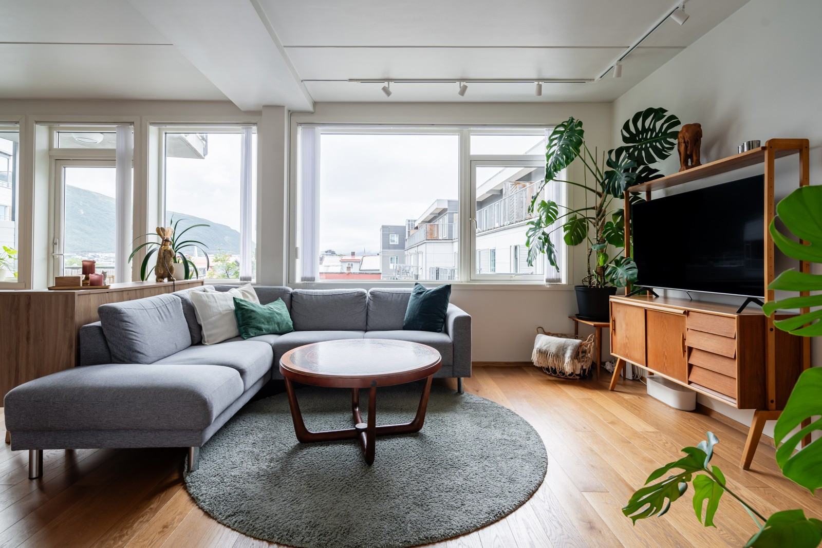 Elvegata 2, en flott leilighet som fremstår moderne med spotter på skinner i tak, og en-stavsparkett.