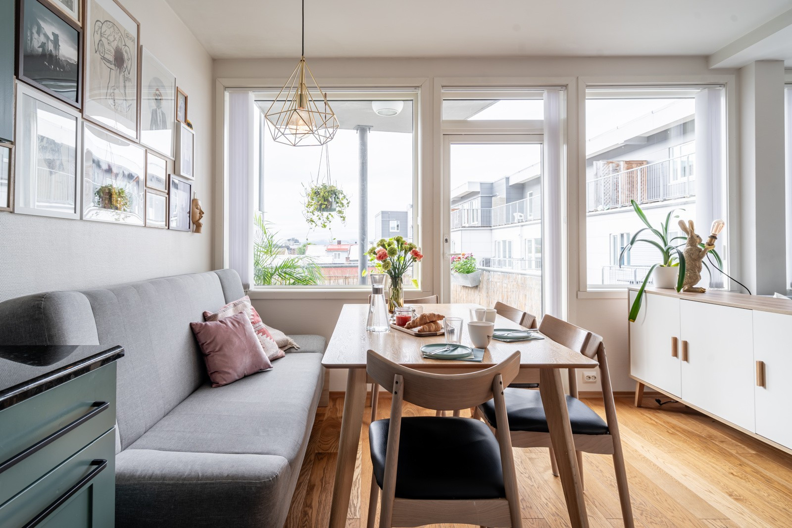 Leiligheten fremstår moderne og har en god planløsning med åpen stue-/kjøkkenløsning.