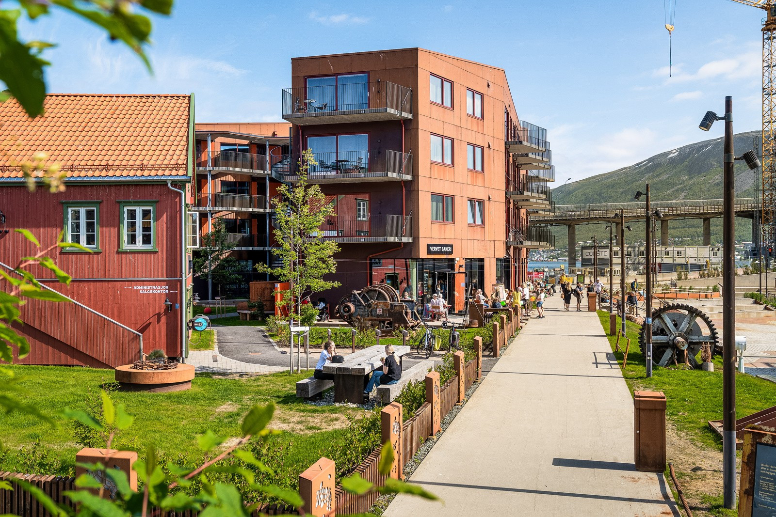 Her er det bl.a. frisør, bakeri/kafé og flere resturanter + vinbar og flott promenade!