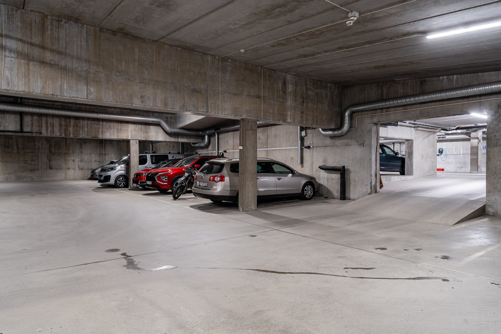 Lukket og ryddig garasjeanlegg, leiligheten har fast parkeringsplass som medfølger handelen.