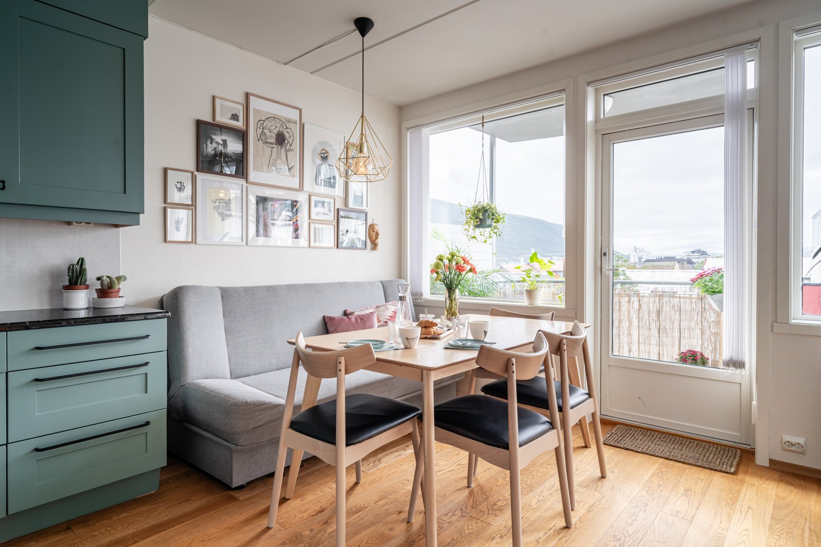 I tillegg har du utgang mot egen veranda, med strålende solforhold.