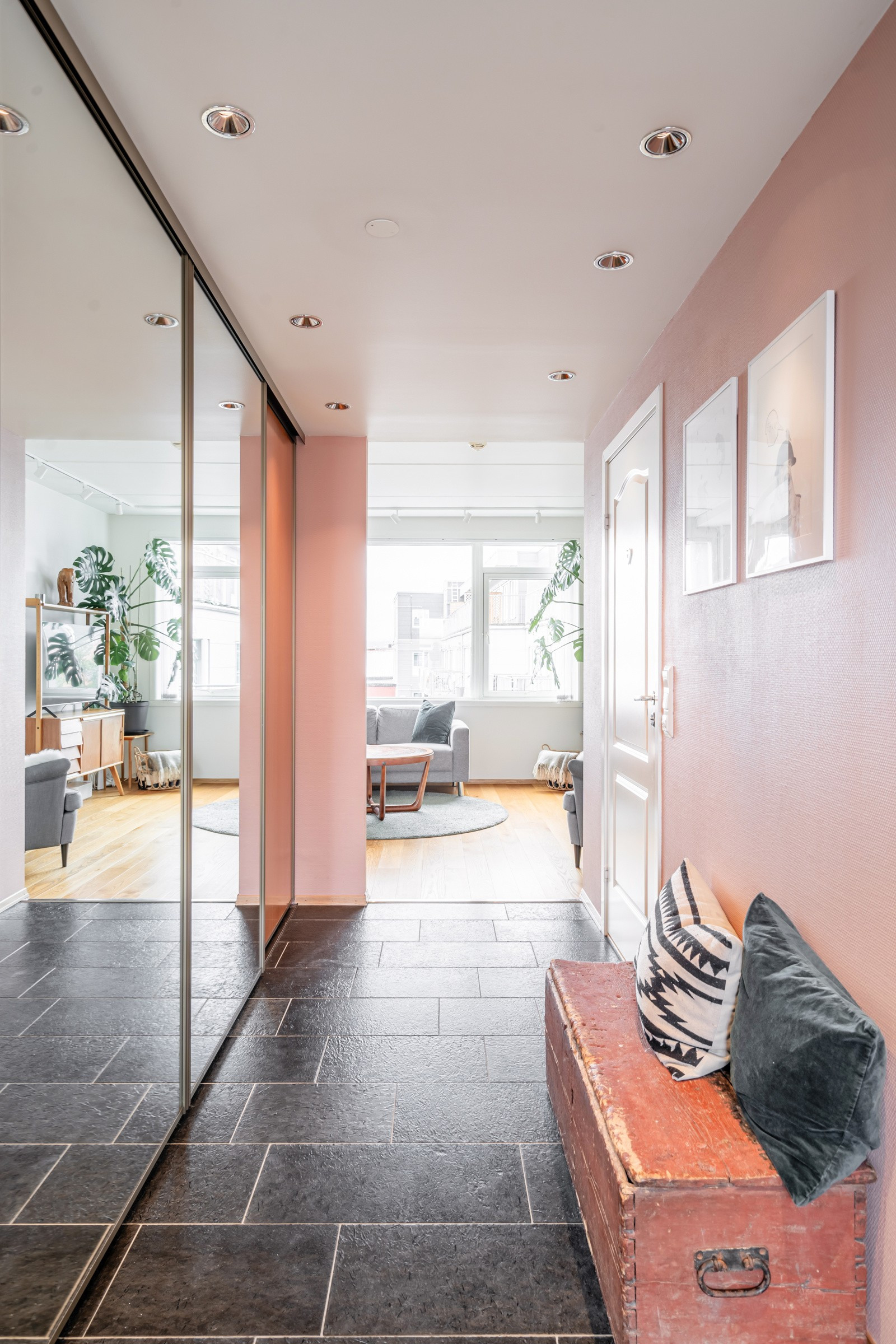 Gangen har godt med lagring i skyvedørsgarderobe, utført med speil hvor du kan ta en siste sjekk før du går ut døren.