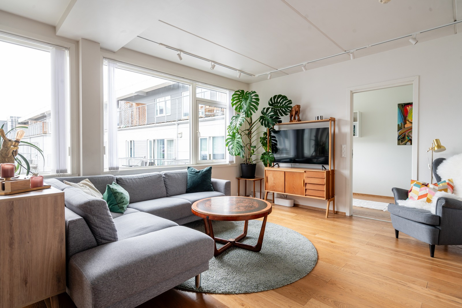 Leiligheten holder gjennomgående god standard og har flotte farge- og materialvalg.