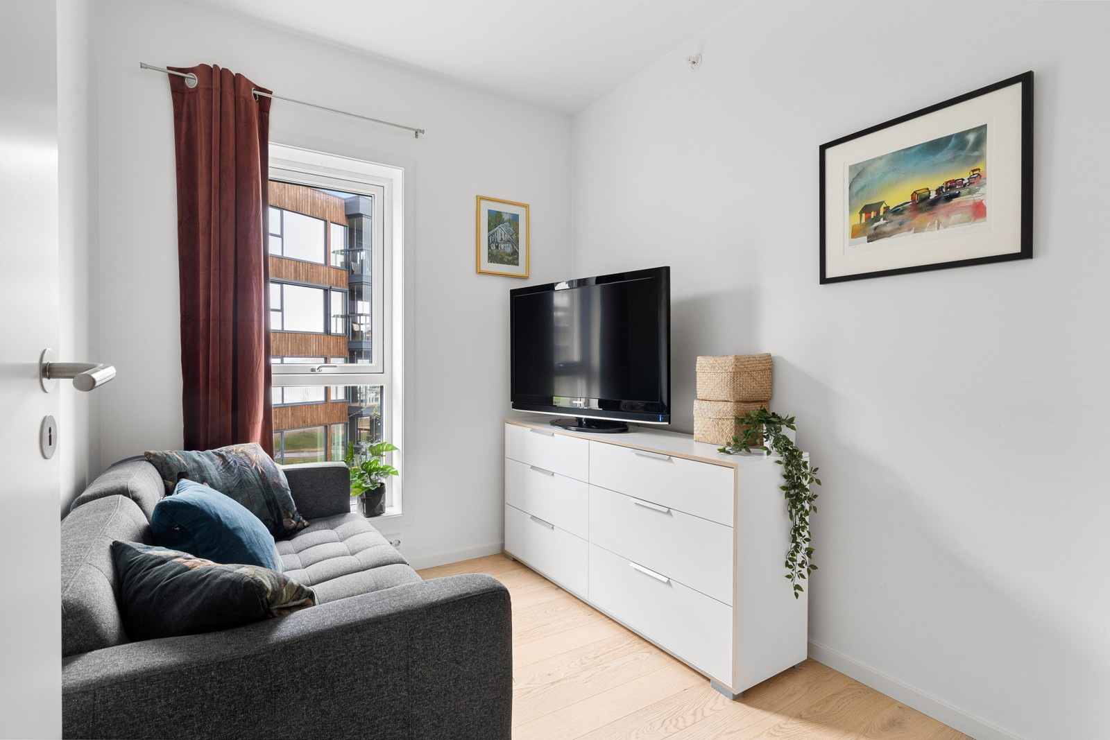 Soverom nr. 3 passer perfekt som barnerom, gjesterom, walk-in, hjemmekontor - Alt etter som!
