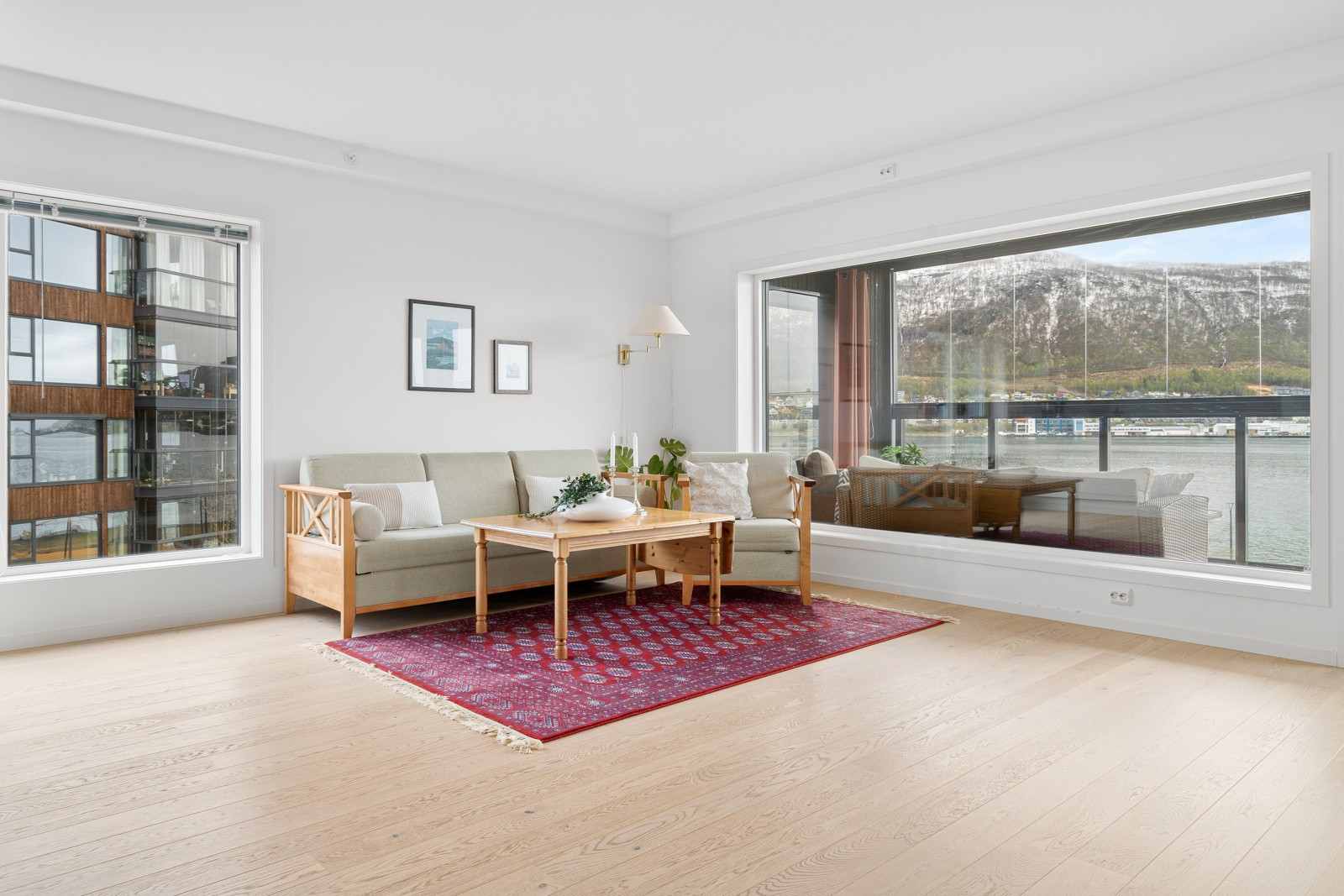 Her er det en praktisk utforming med naturlige plasser for sittegrupper med TV og spisebord.