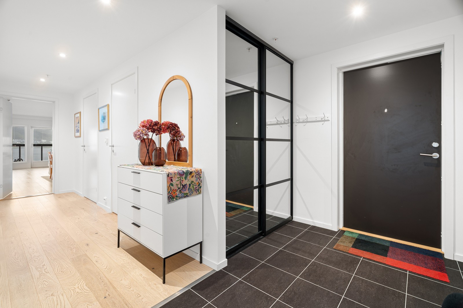 Velkommen inn! Åpen og fin entré med praktisk garderobe.