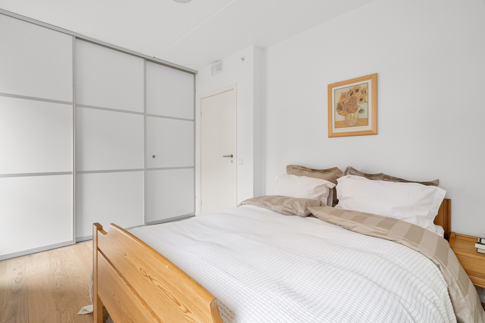 Hovedsoverommet er innredet med stor skyvedørsgarderobe.