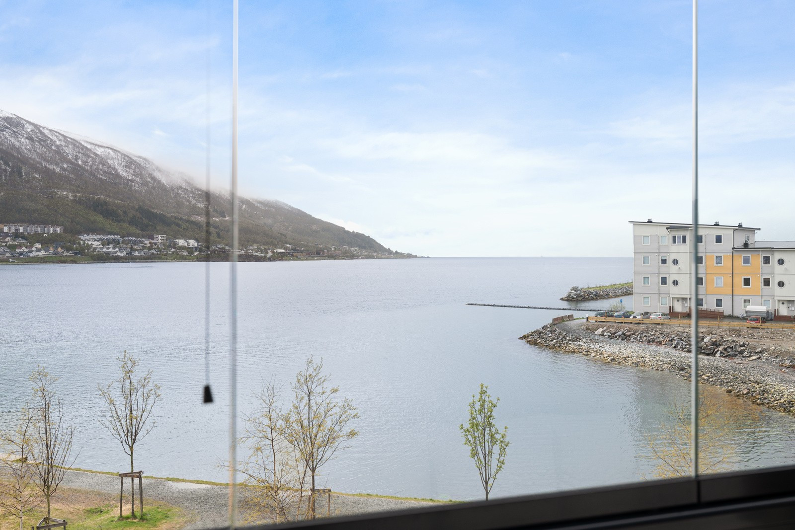 Fantastisk utsikt mot Tromsøysundet og fastlandet.