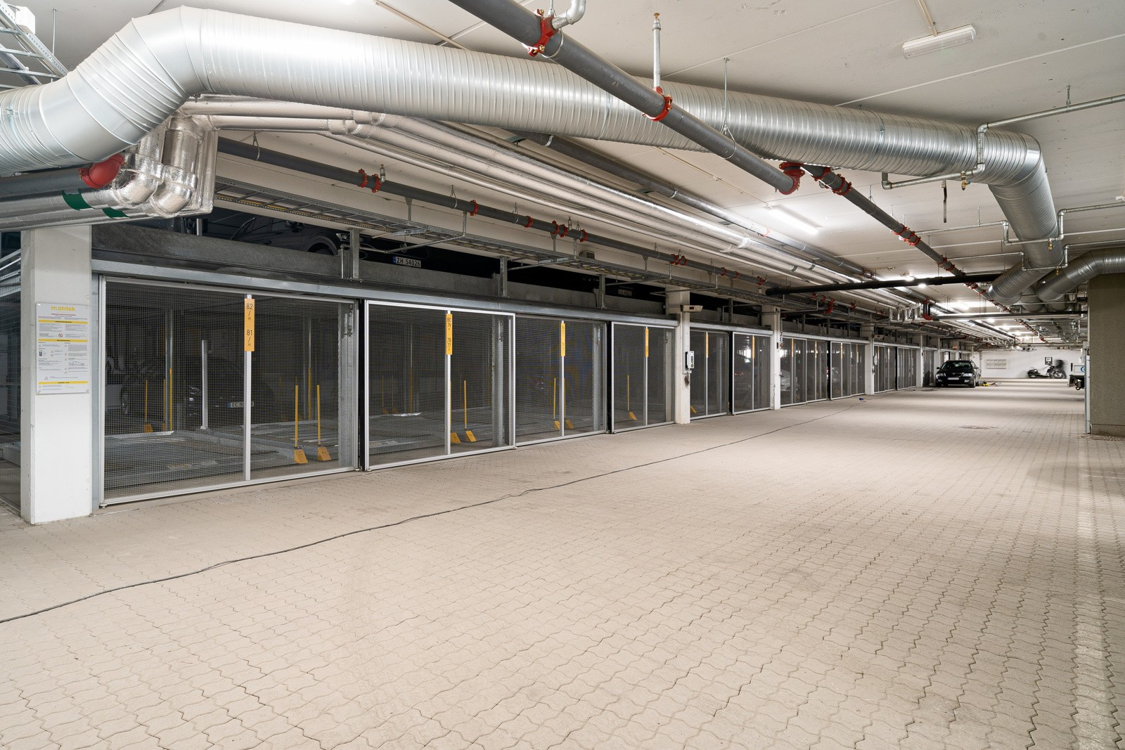 Garasjeplass i felles parkeringsanlegg. Her er det tilrettelagt for etablering av elbil-lader.