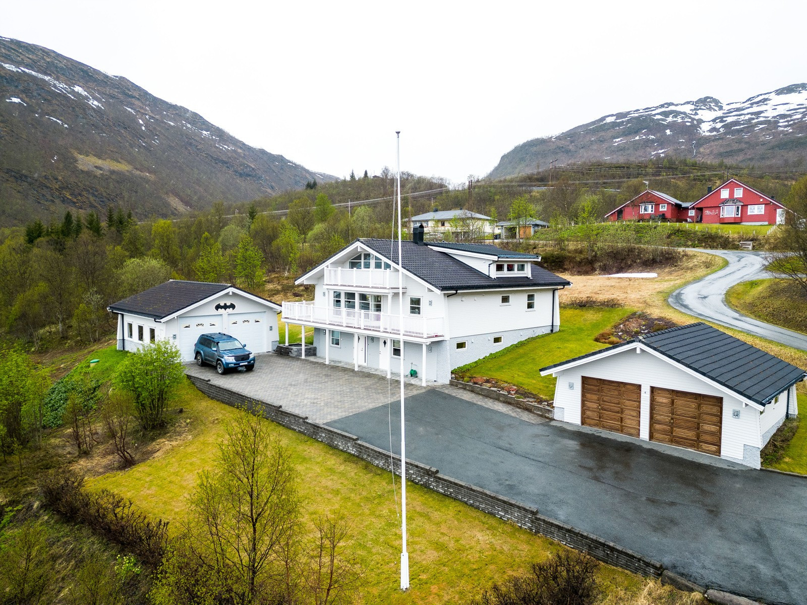 God plass til parkering både i boligens 2 dobbeltgarasjer og på eiendommen