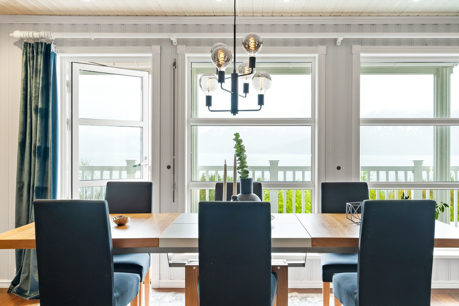 Flott utsikt mot Langsundet og Reinøya fra spisestua