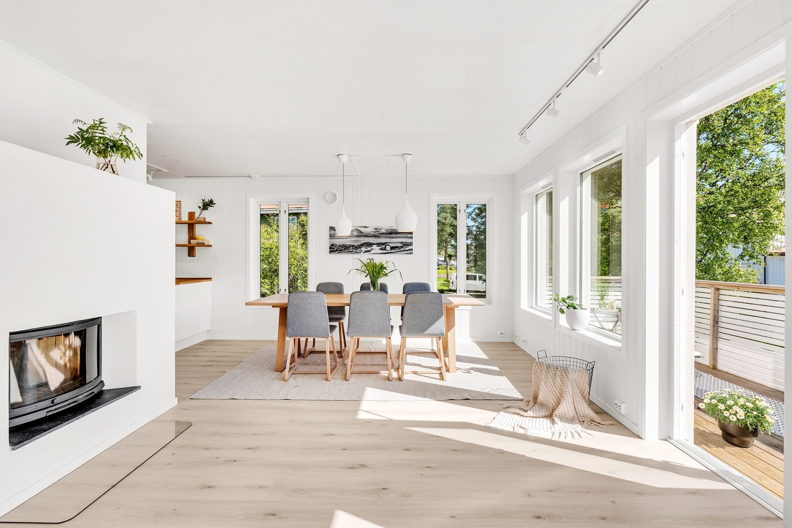 Fra stuen er det utgang til balkong mot øst. Galleribilde