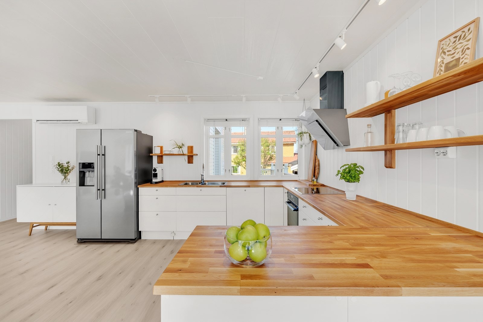 Kjøkkenet er godt planlagt og har mange smarte løsninger. Galleribilde