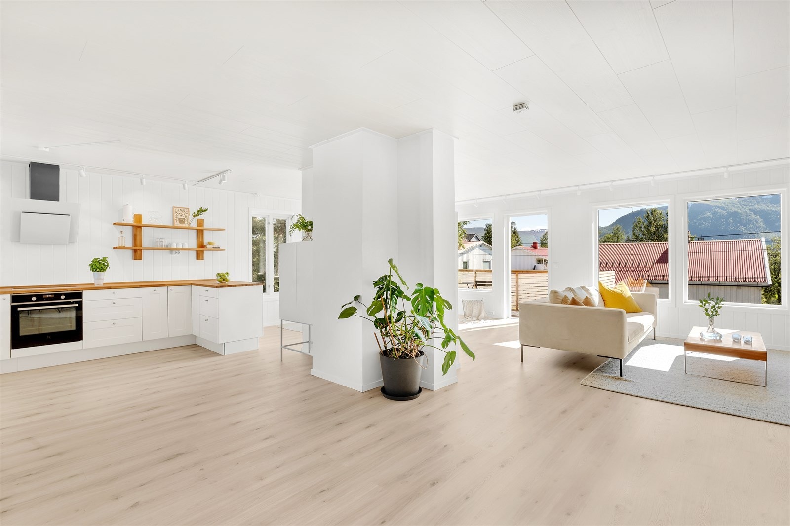 Stue og kjøkken i åpen løsning. Galleribilde