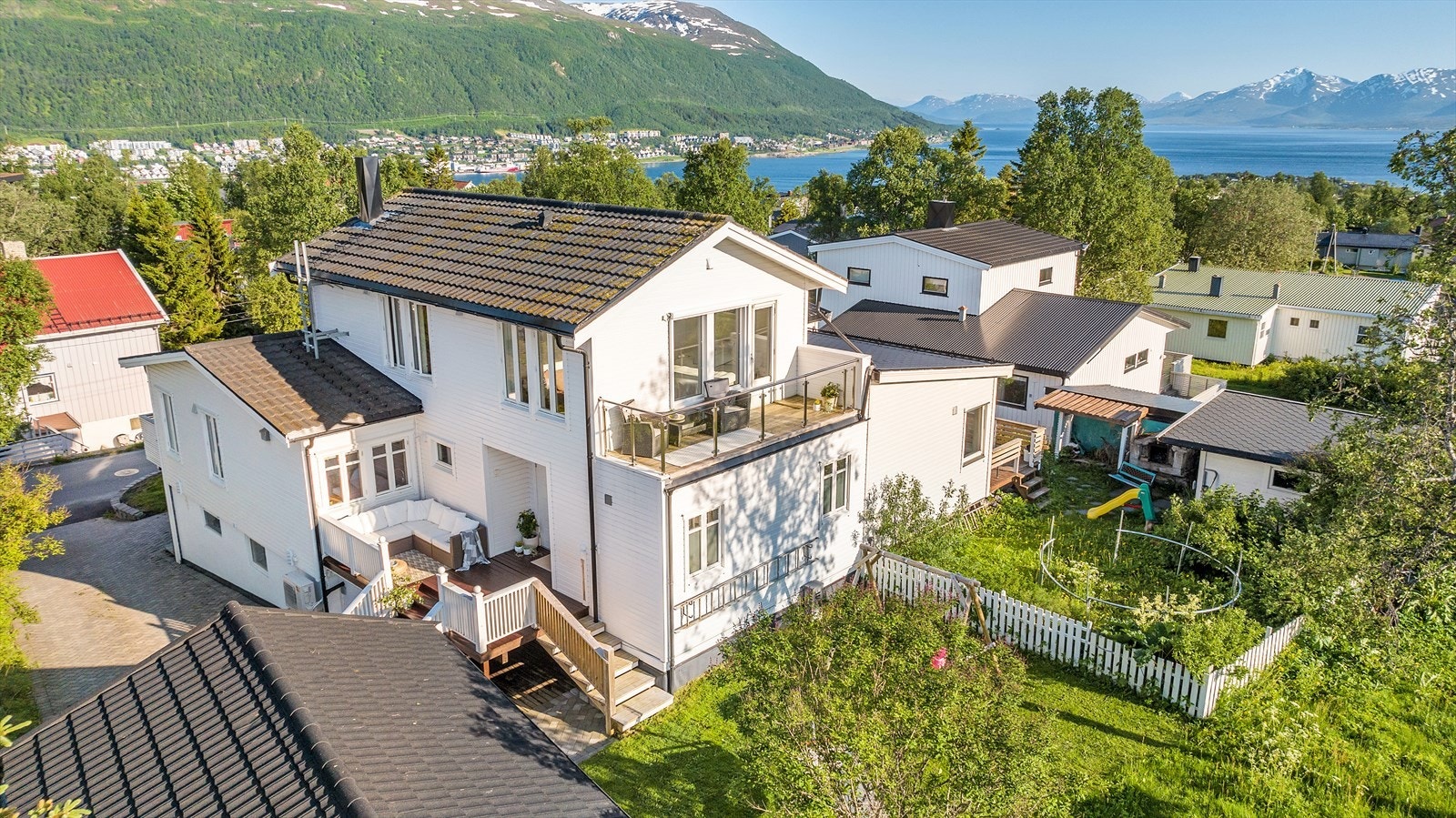 Boligen ligger på en sentral utsiktstomt. Galleribilde