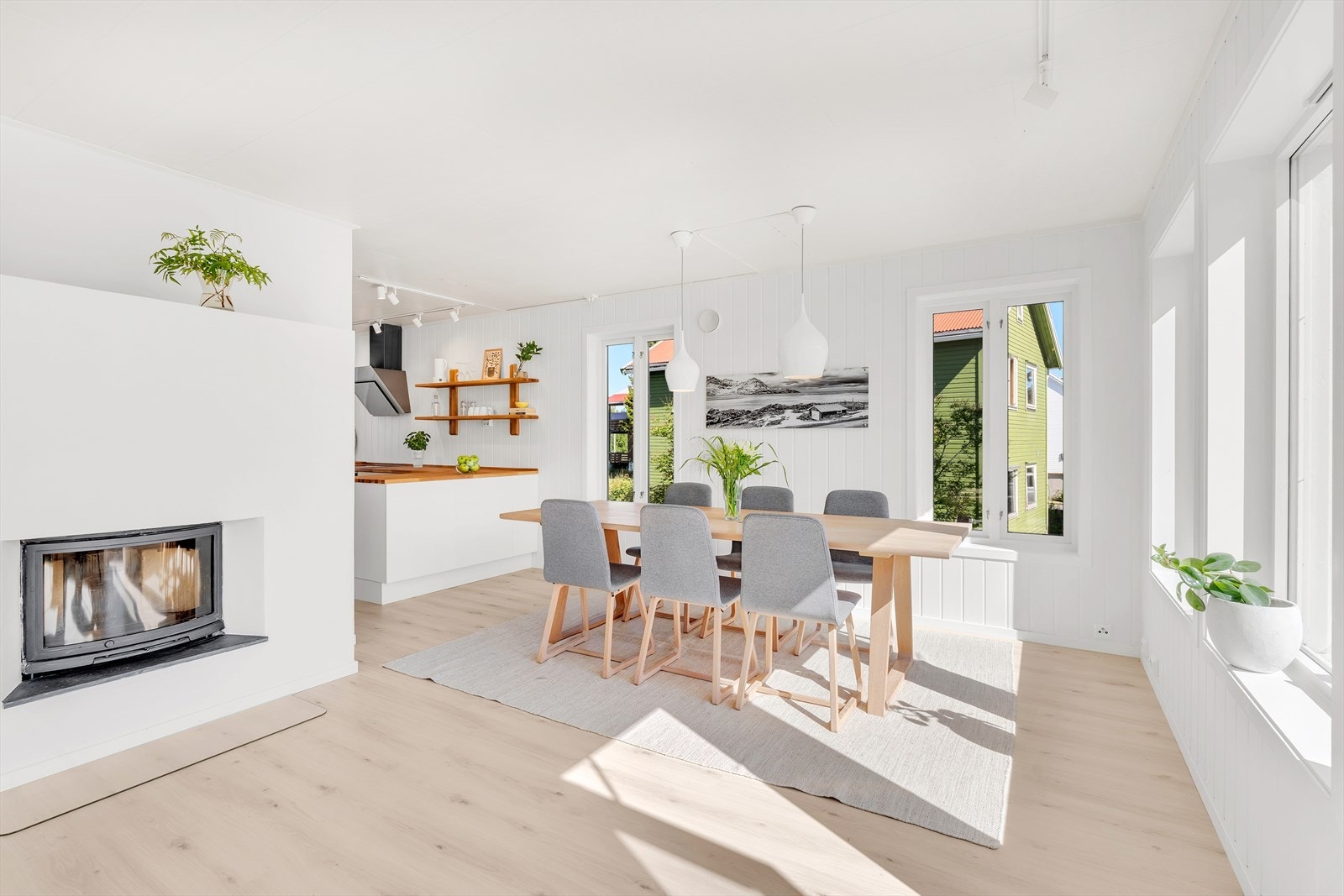 Hyggelig peis i stuen, perfekt kalde vinterdager. Galleribilde