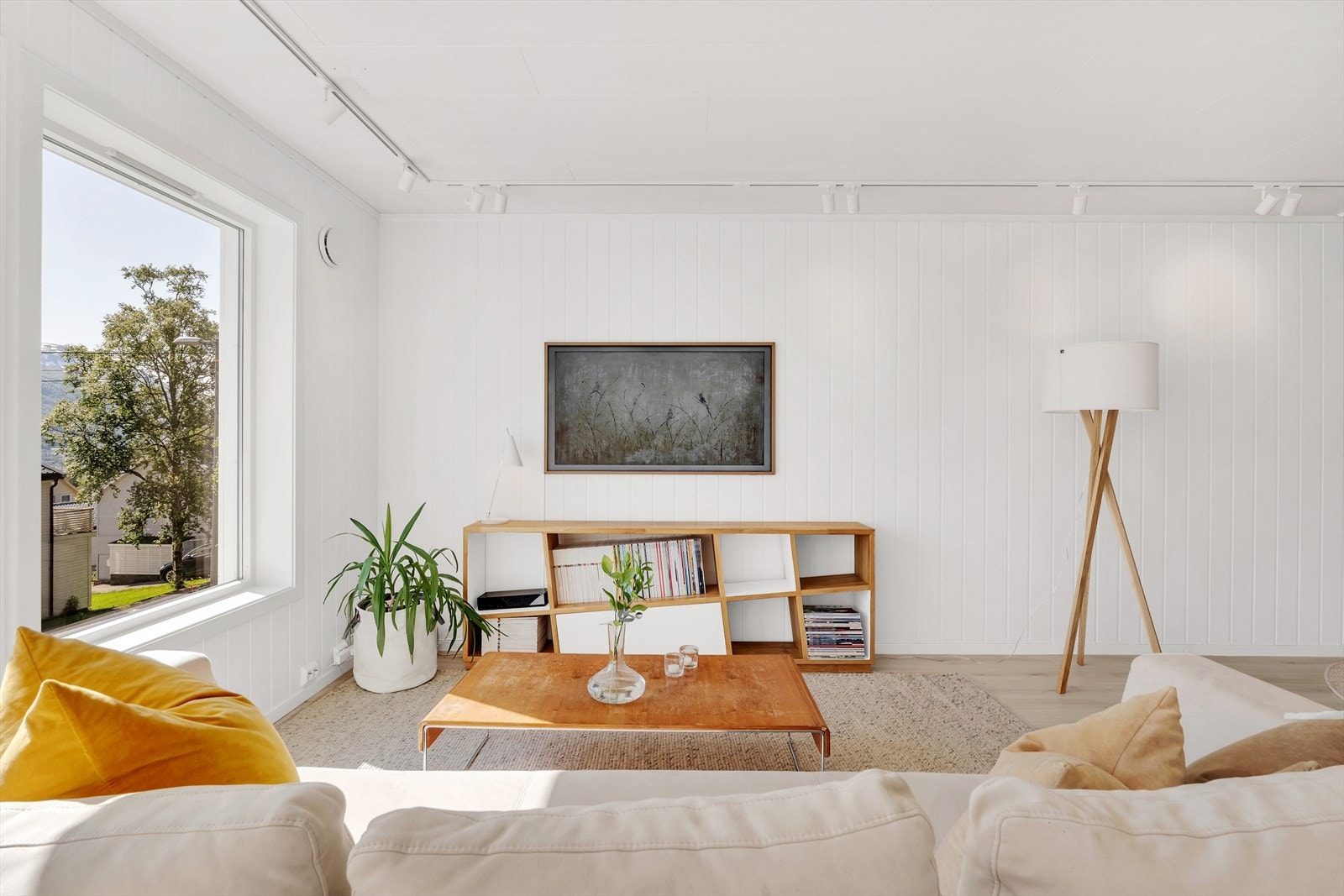 Store vindusflater som slipper inn rikelig med naturlig lys. Galleribilde