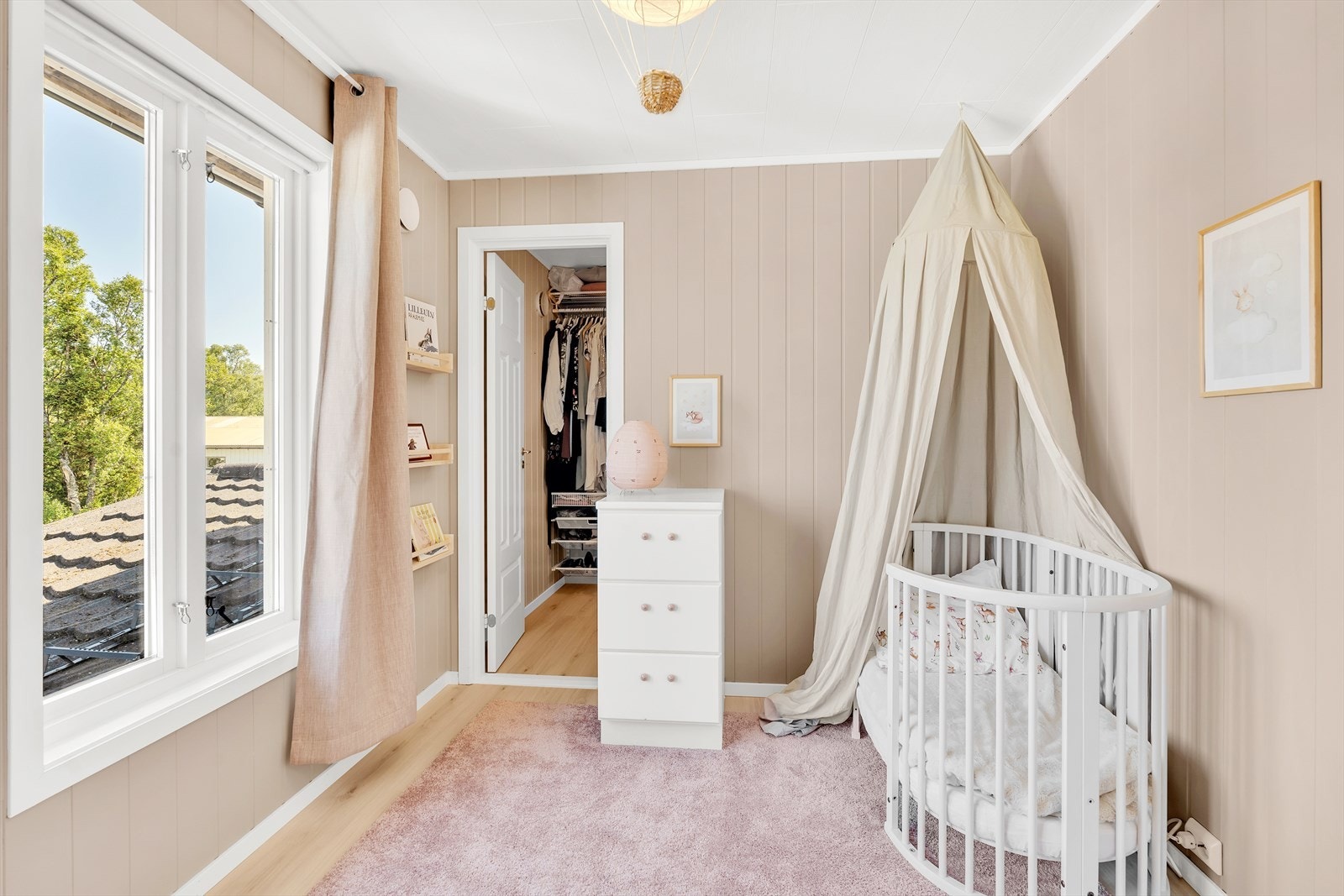 Soverom 3 har dør inn til romslig walk-in closet. Galleribilde