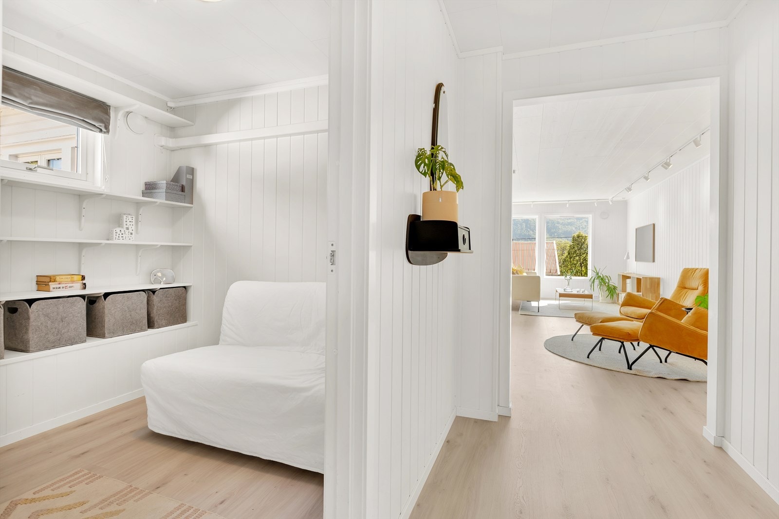 Gjesterom/kontor finner man mellom entré og stue/kjøkken. Galleribilde