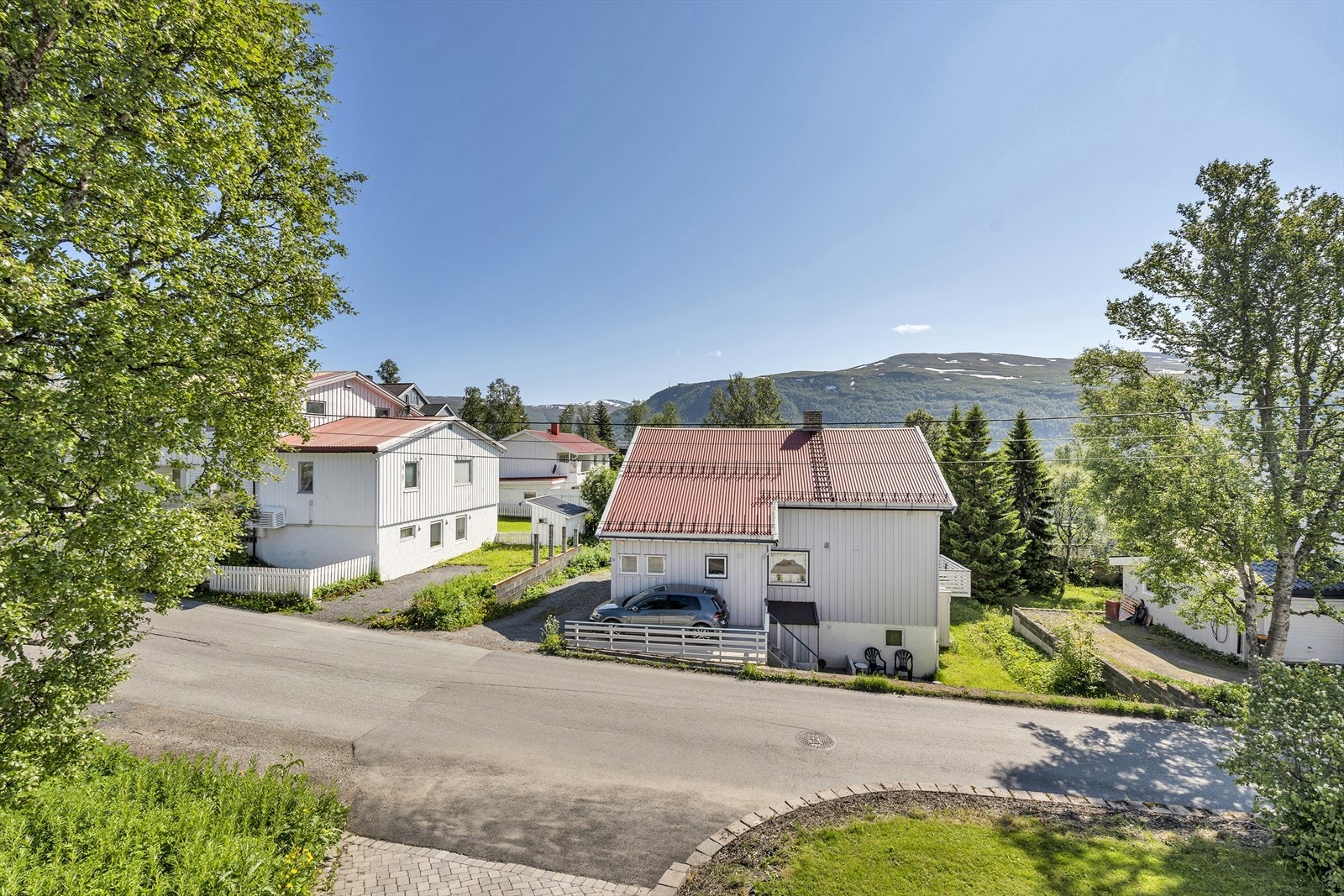 Det er kort veg til barnehage, barneskole og ungdomsskole. Galleribilde