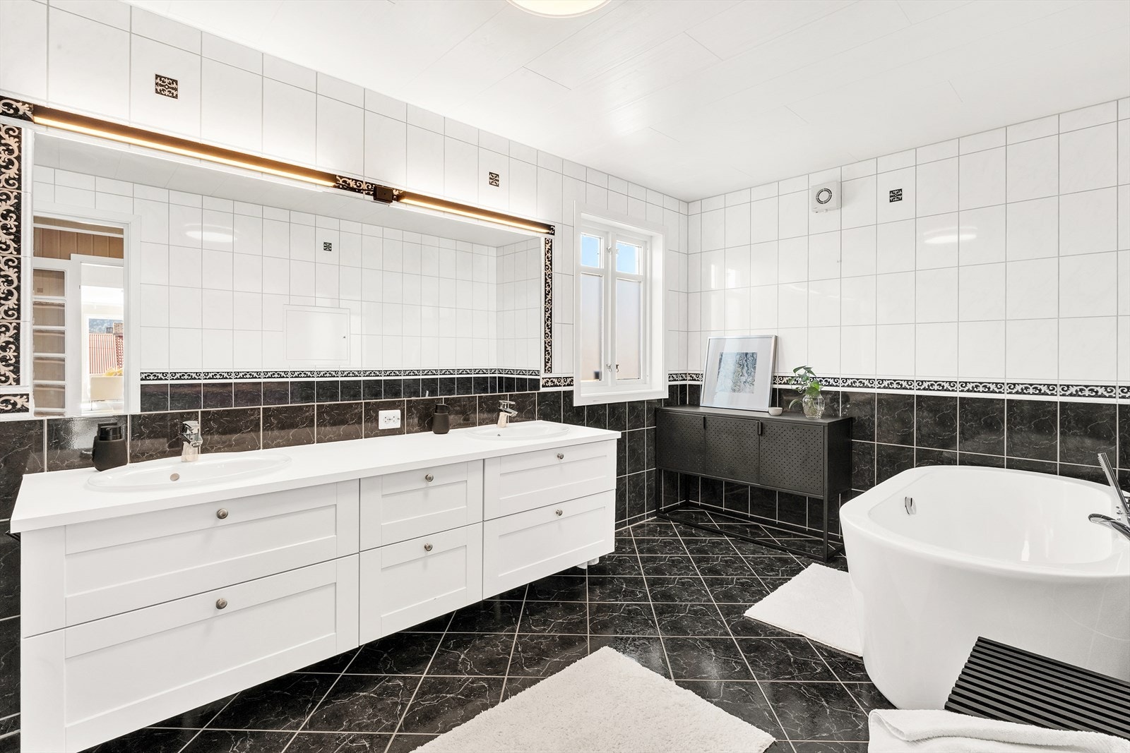 Dobbel servant og rikelig med oppbevaringsplass på badet. Galleribilde