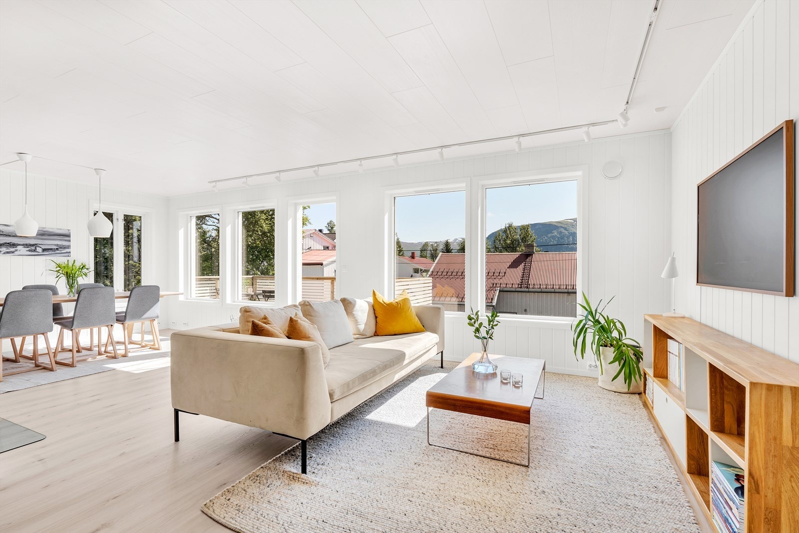 Romslig stue med store vindusflater og mange møbleringsmuligheter. Galleribilde