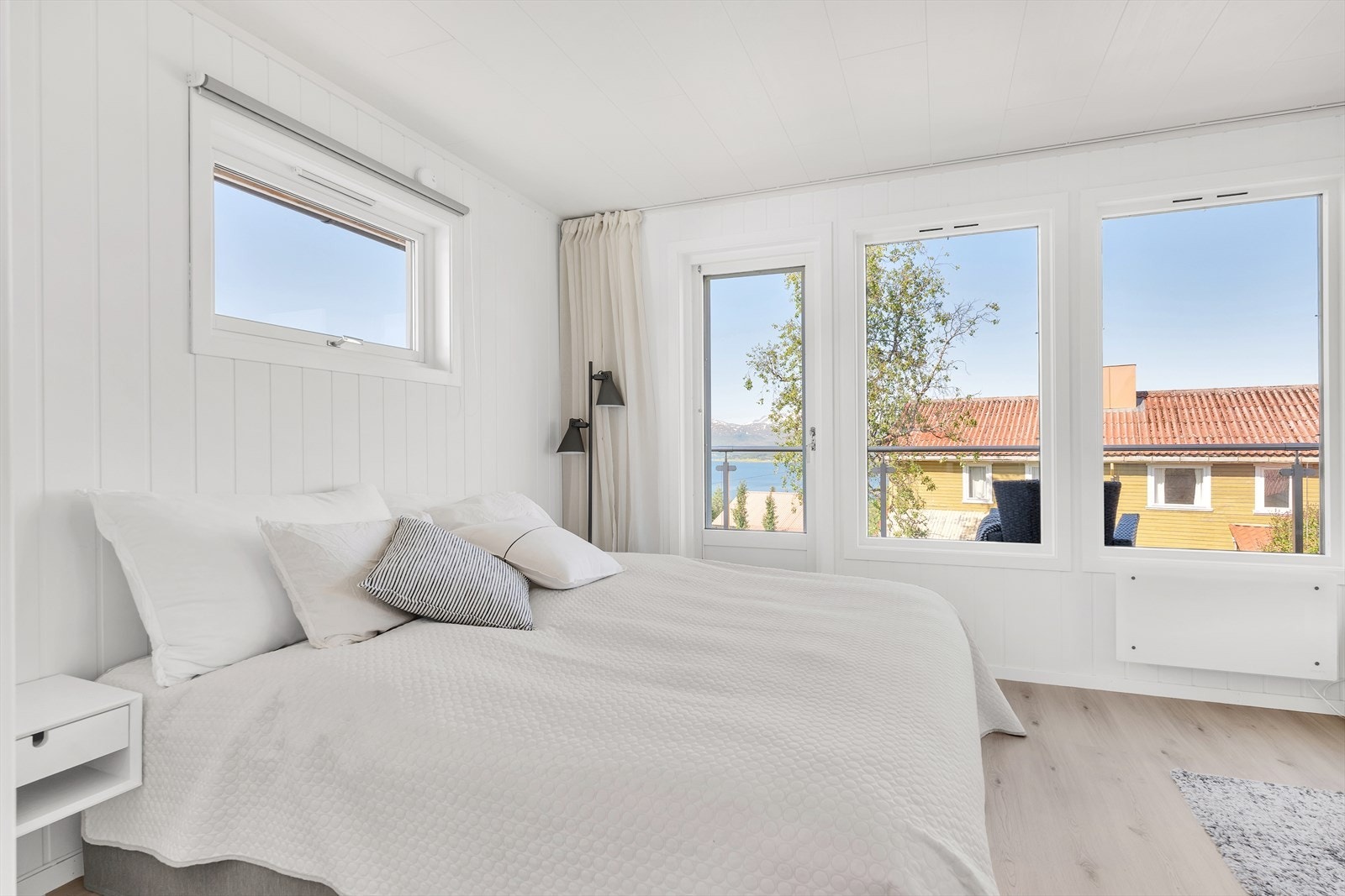 Hovedsoverom med utgang til vestvendt balkong. Galleribilde