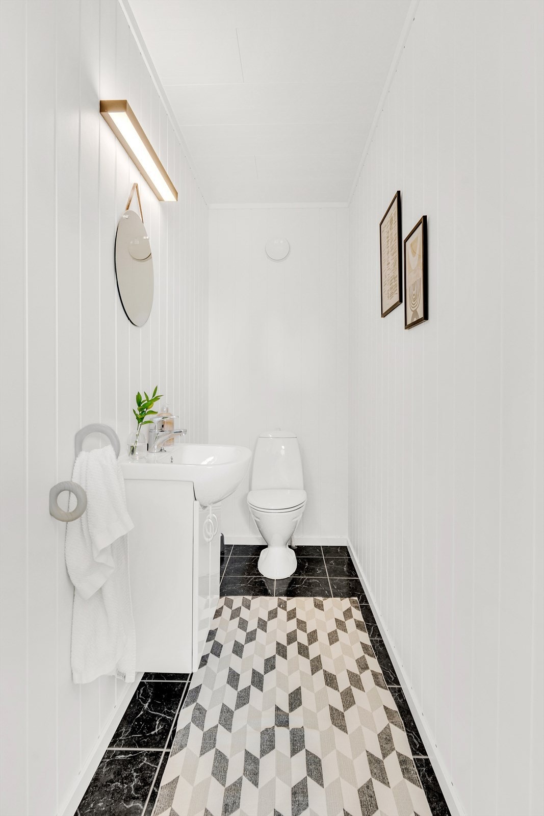 Praktisk toalettrom i andre etasje ved soverommene. Galleribilde