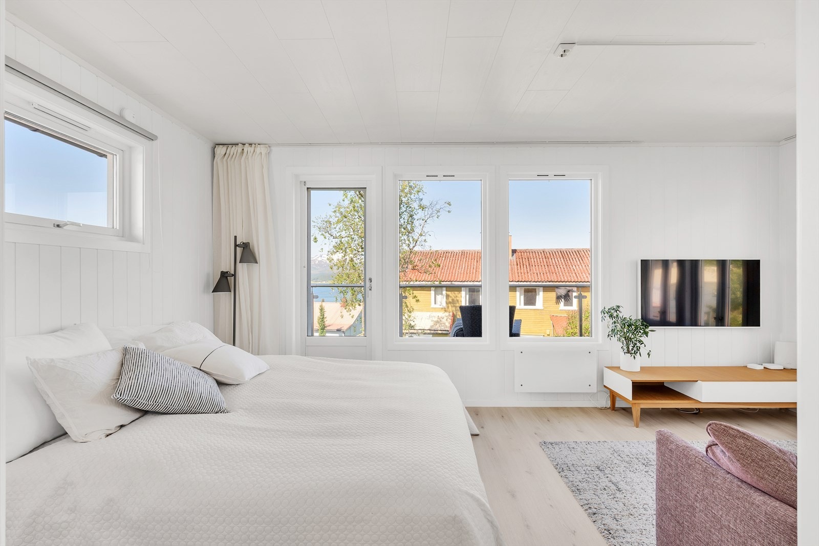 Rommet har god størrelse og kan fint benyttes til både TV-stue og soverom. Galleribilde