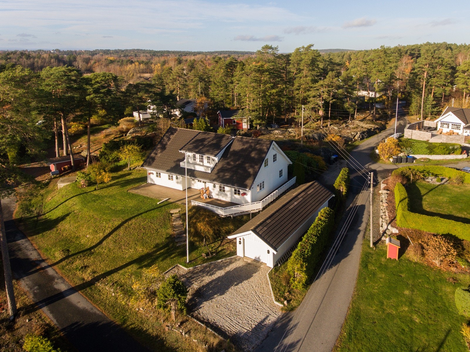 Boligen har en 1. biloppstillingsplass i garasje og 1. biloppstillingsplass i carport i bakkant av garasjendelen Galleribilde