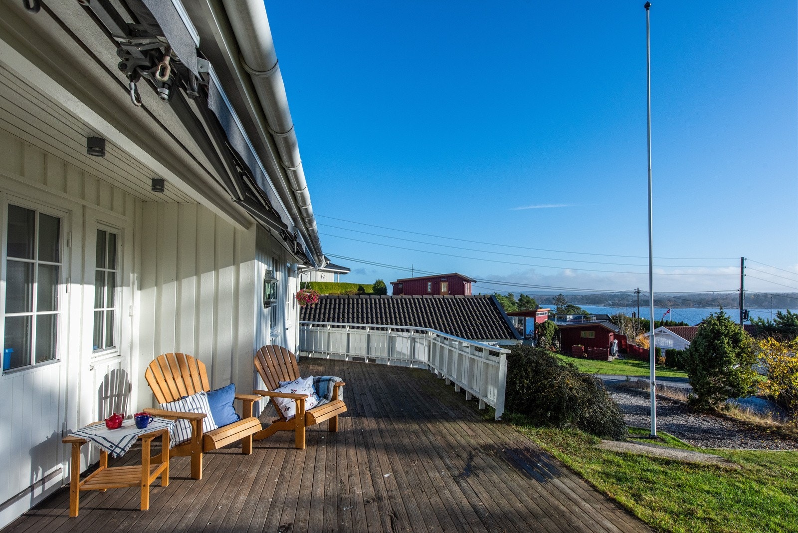 Nydelig utsikt fra hage og terrassedel Galleribilde
