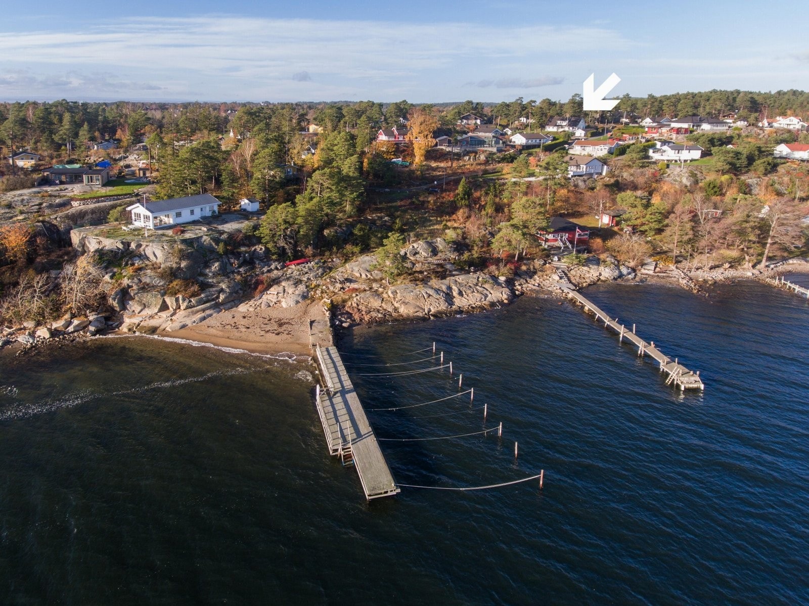Fast tinglyst båtplass på felles brygge ligger ca. 200 meter fra boligen. Lokal liten strand på siden. Galleribilde