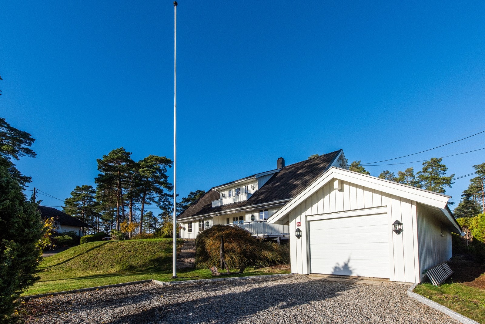 Boligen er oppført i 1992 og fremstår som godt vedlikeholdt. Flere moderniseringer i senere tid. Galleribilde