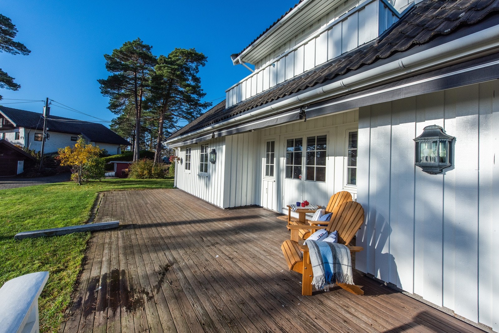 Fra stue er det utgang til romslig markterrasse. Markiser langs hele terrassen. Galleribilde