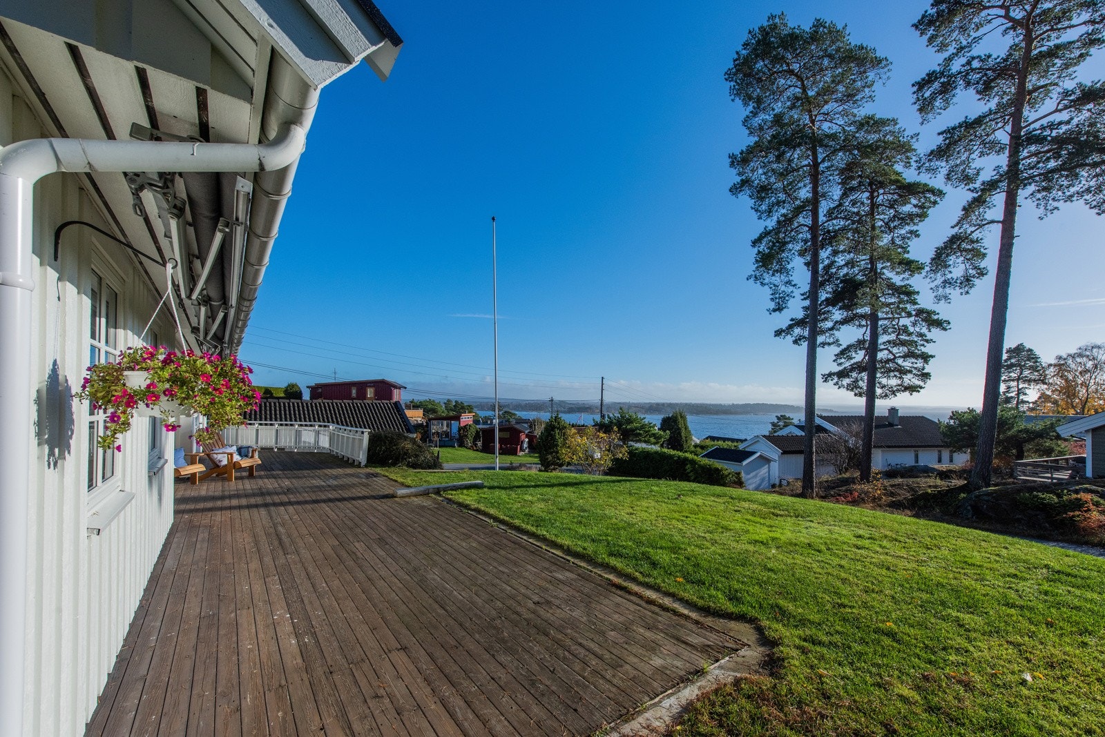 Velkommen til Eneråsen 9. En velholdt enebolig med et pent opparbeidet og solrikt uteområde. Galleribilde