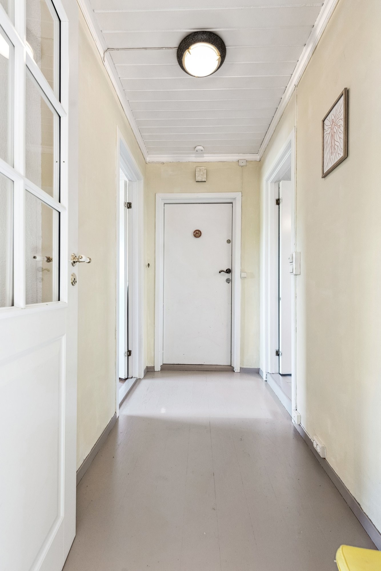 Gang med nymalte overflater. Galleribilde