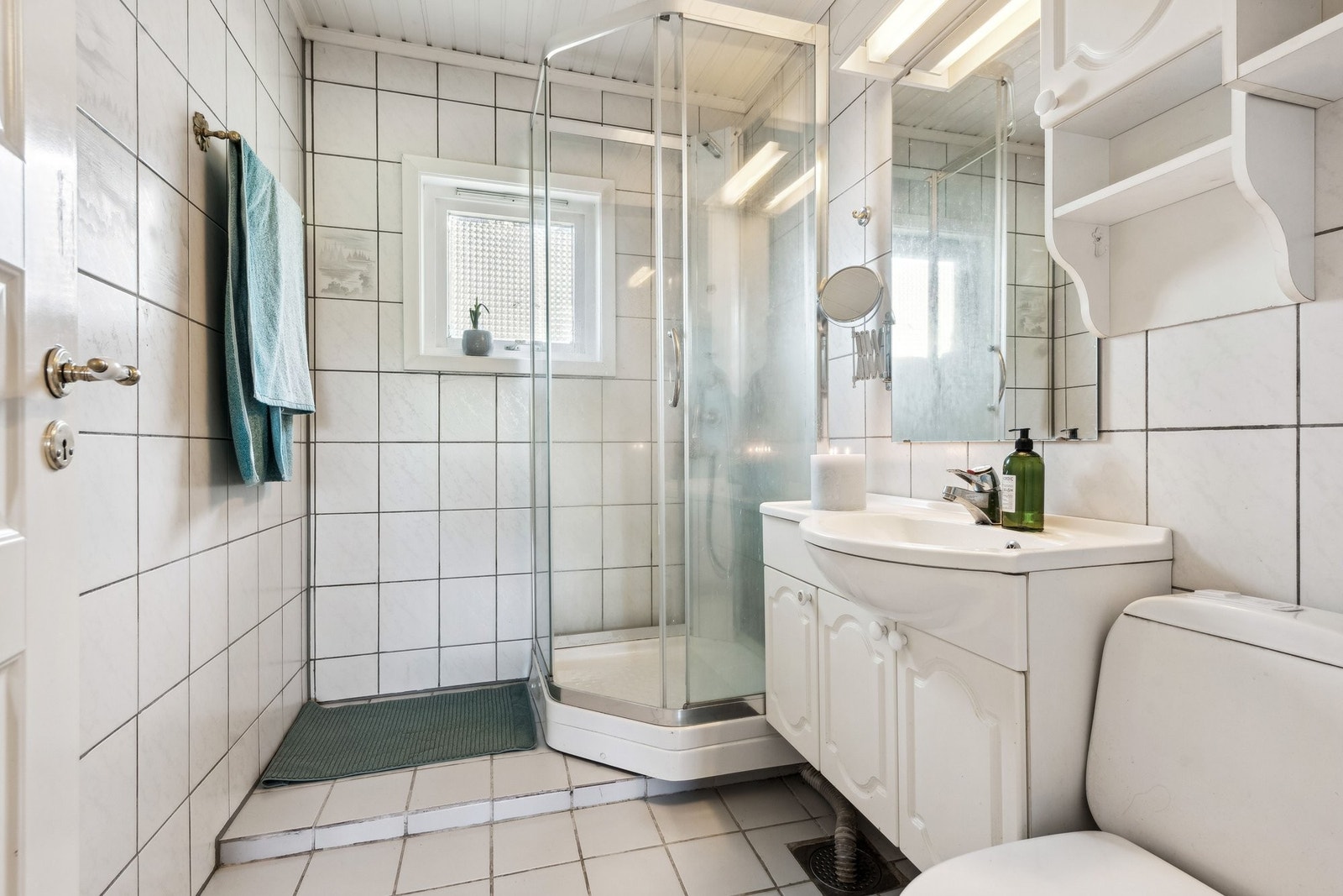 Praktisk baderom med dusjkabinett Galleribilde