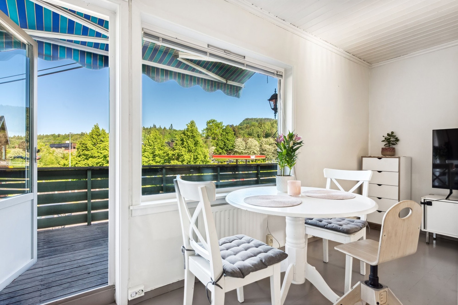 Stua med utsikt mot den populære Kolsåstoppen. Galleribilde