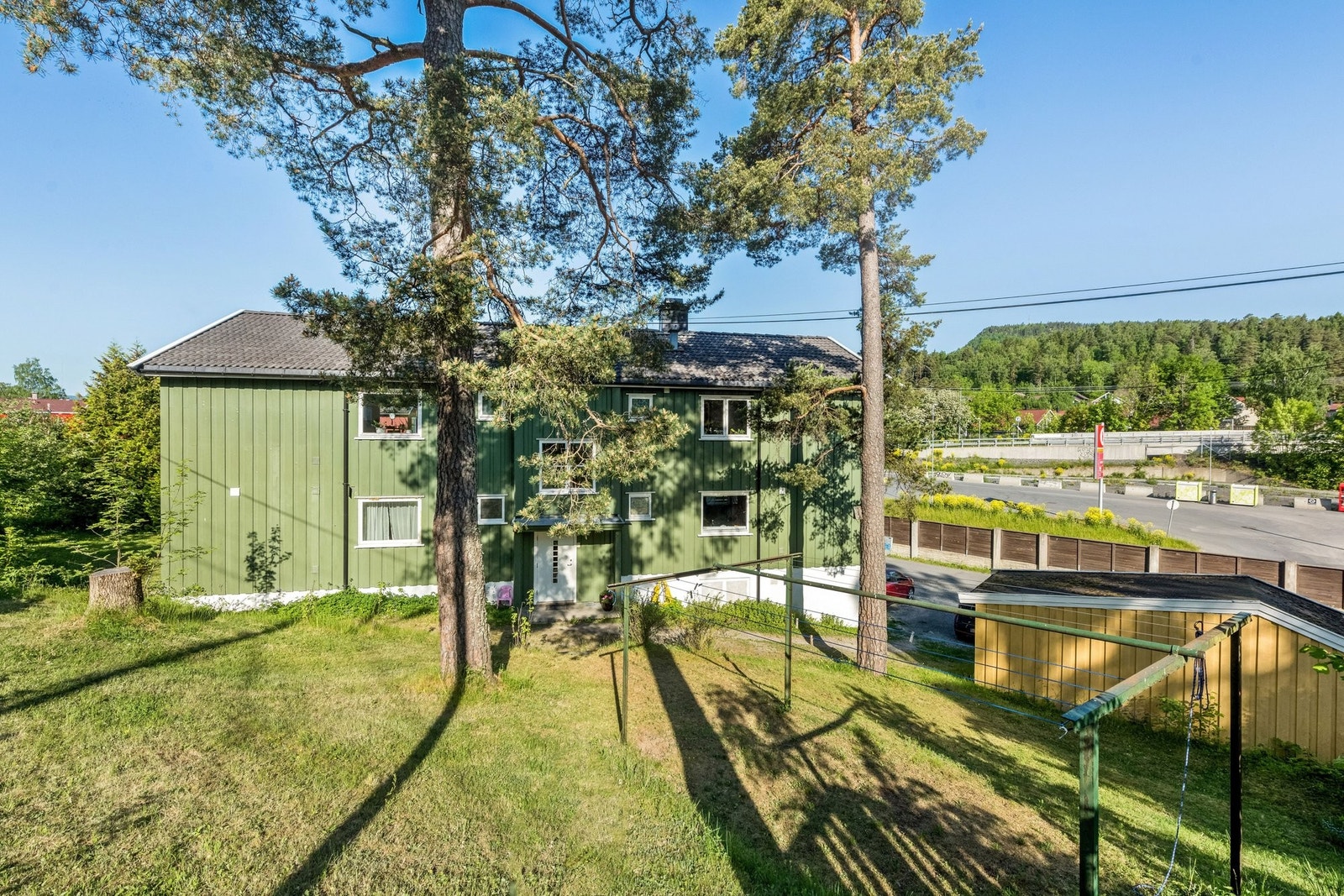 Furutrær og mye natur i nabolaget med muligheter til å se rådyr fra vinduet. Galleribilde